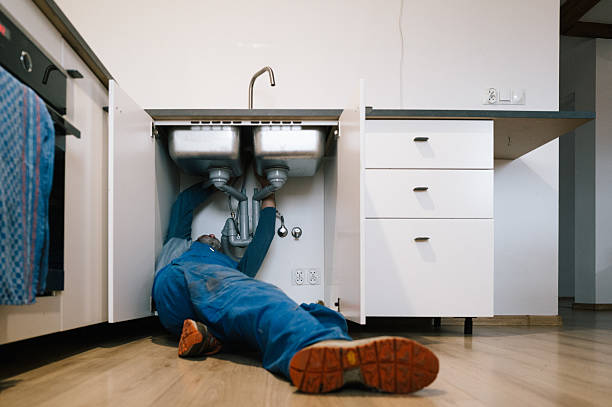 Professional Emergency Plumber technician working in Wilmer, TX
